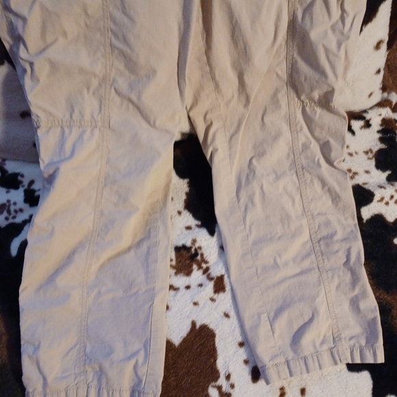 CHICO'S LITE BEIGE CAPRIS,  SIZE 2. - Picture 4 of 8